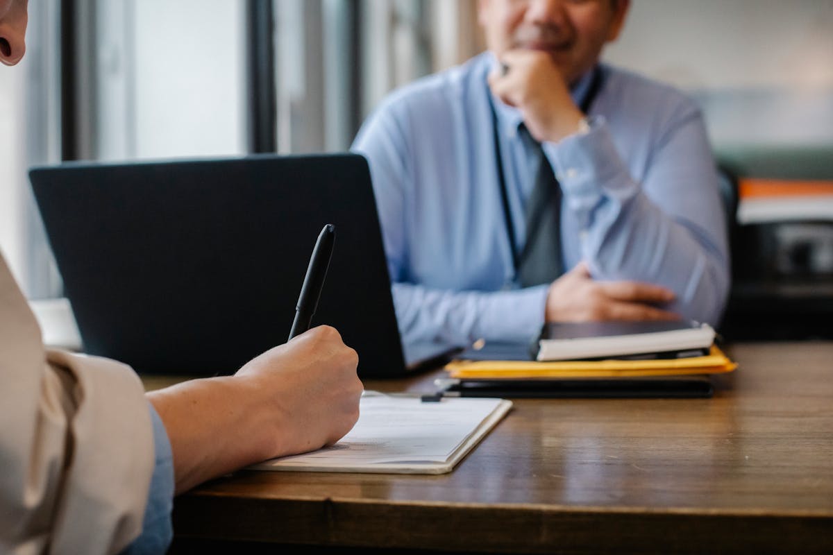 SHABELI advisor assisting a client
